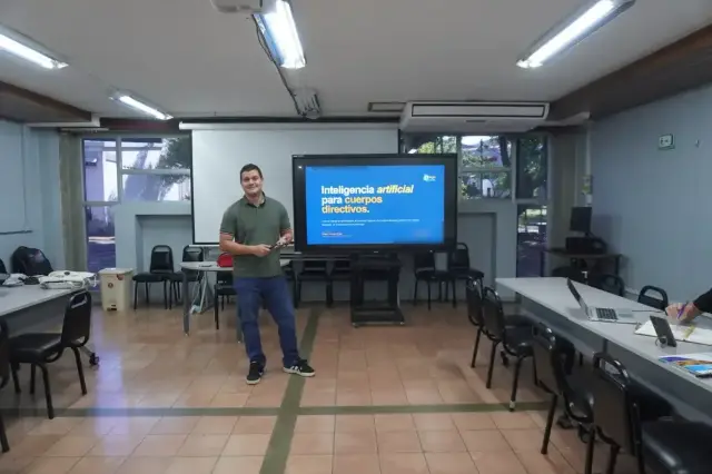 Diego Cordero en una sala de capacitación junto a la presentación del programa de inteligencia artificial para órganos directivos