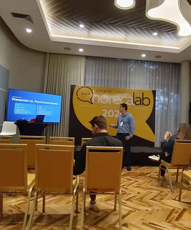 Diego Cordero Rojas en una charla sobre presencia y posicionamiento digital para el sector de hospitalidad