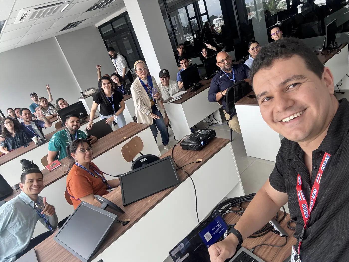 Diego Cordero con un grupo de participantes al final de un taller de IA