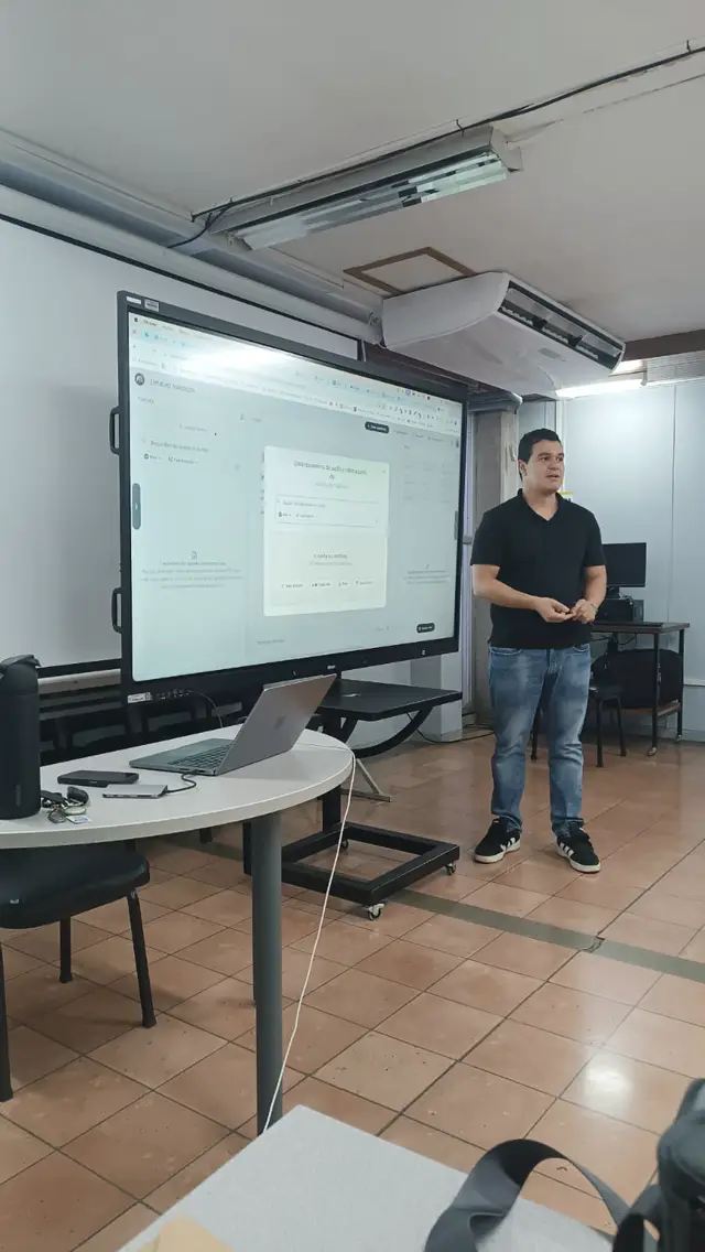 Diego mostrando una herramienta de IA en pantalla