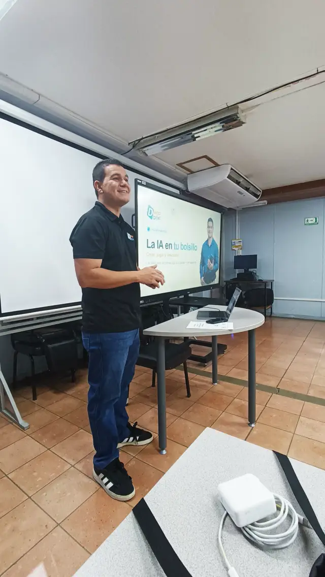 Diego facilitando el taller La IA en tu bolsillo